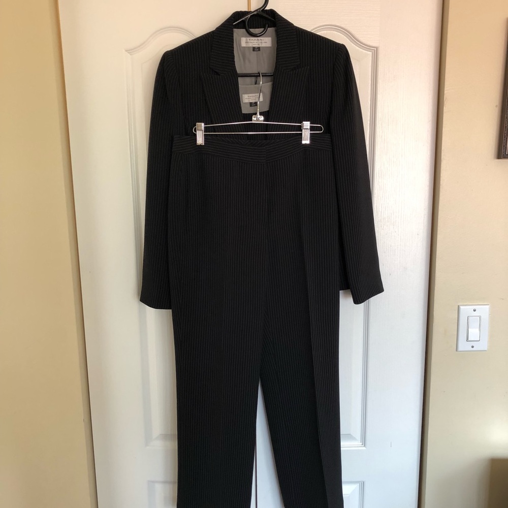 Suits 3 pcs Tahari!!